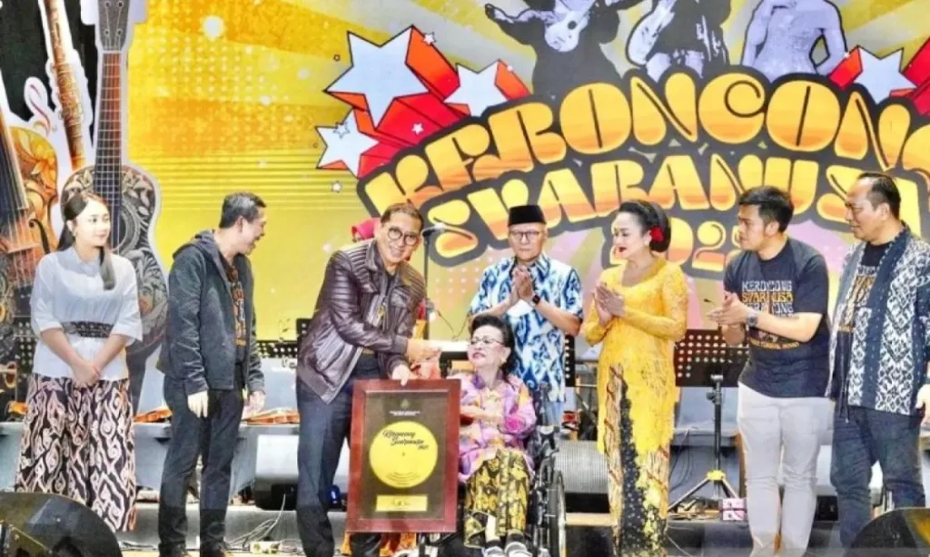 <p id="isPasted">Pelestarian Musik Keroncong Lewat Svarnanusa</p>