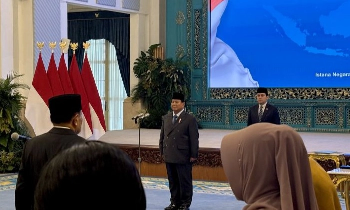 <p dir="ltr" id="isPasted">Prabowo Lantik Djamari Chaniago Sebagai Menko Polkam</p>