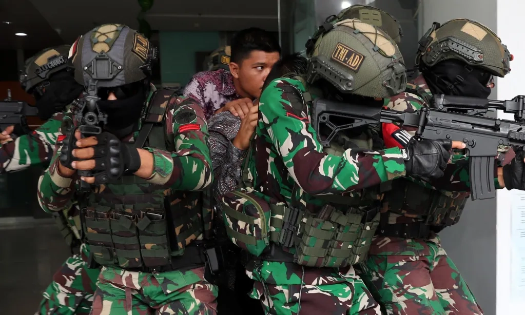 <p>Uji Formil UU TNI Ditolak, Amnesty Nilai Pemikiran Hakim MK Dangkal</p>