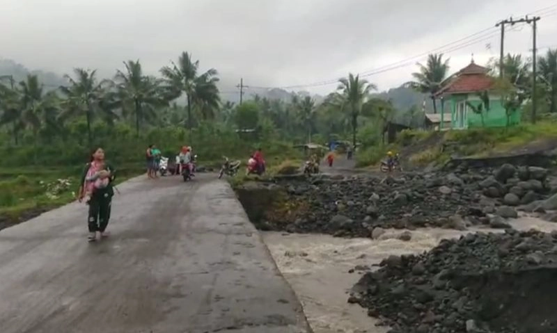 <p>Getaran Banjir Lahar Semeru Berlangsung 2,5 Jam</p>