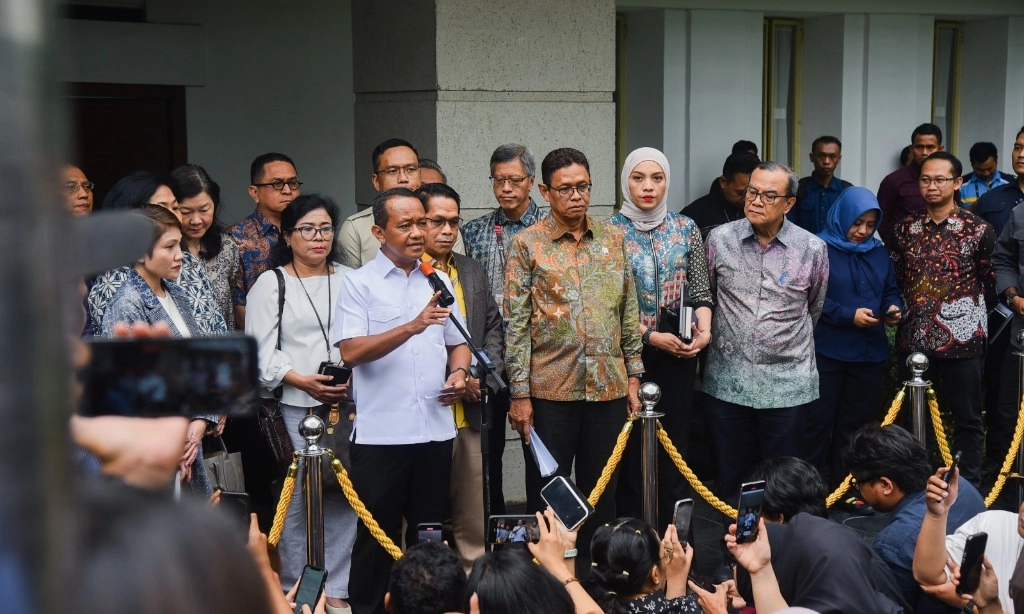 <p>Bahlil Buka Pintu Untuk Swasta Bangun Kilang Minyak Di Indonesia</p>