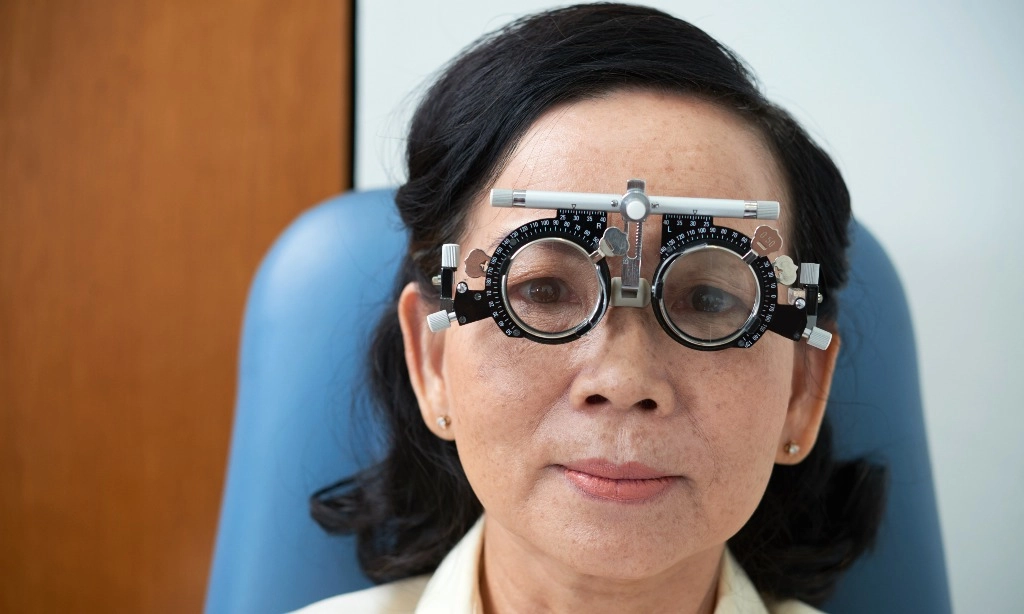 <p id="isPasted">Pemeriksaan Mata Rutin Untuk Cegah Degenerasi Makula Karena Usia</p>