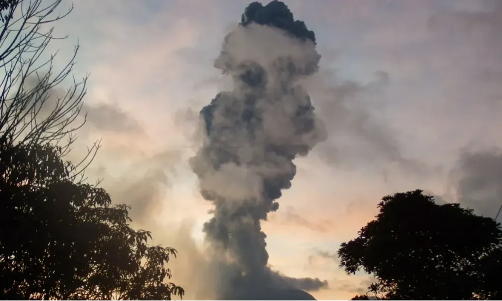 <p>Badan Geologi: 1 Gunung Api Awas, 3 Siaga</p>