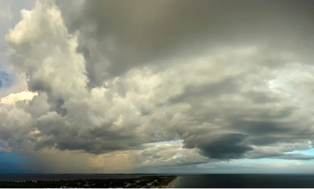 <p id="isPasted">Mengenal Awan Cumulonimbus, Fenomena Spektakuler Yang Menyimpan Bahaya</p>