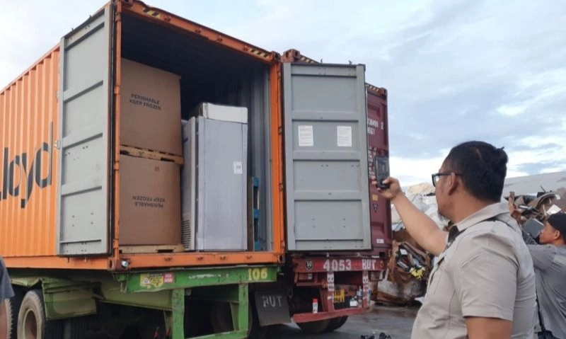 <p>Tindak Praktik Impor Limbah B3 Di Batam, KLH: Peringatan Untuk Pelaku Usaha</p>