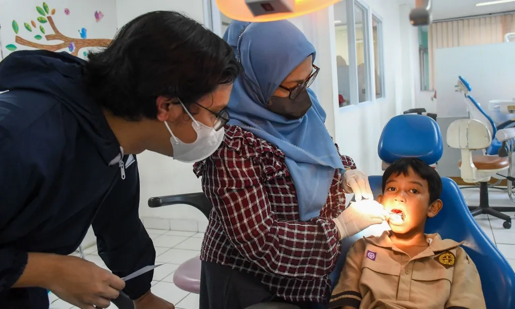 <p>Dilema Tukang Gigi; Antara Batasan Kerja Dan Kebutuhan Masyarakat</p>