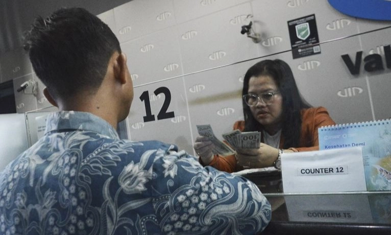 <p>Rupiah Tertekan, Ekonomi AS Menguat dan The Fed <em>Dovish</em></p>