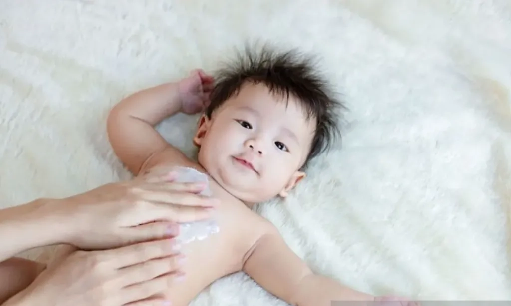 <p>Dokter Jelaskan Bahaya Memoles Wajah Bayi Dengan Bedak Tabur</p>