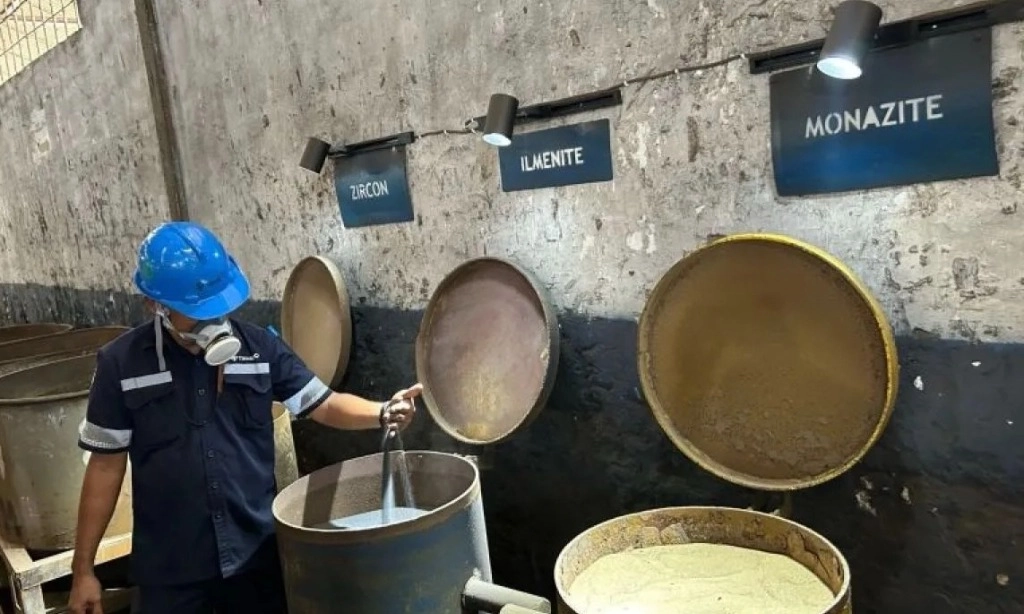 <p>Bahlil: Ekspor Mineral Ikutan Timah Ditutup, Wajib Dihilirisasi</p>