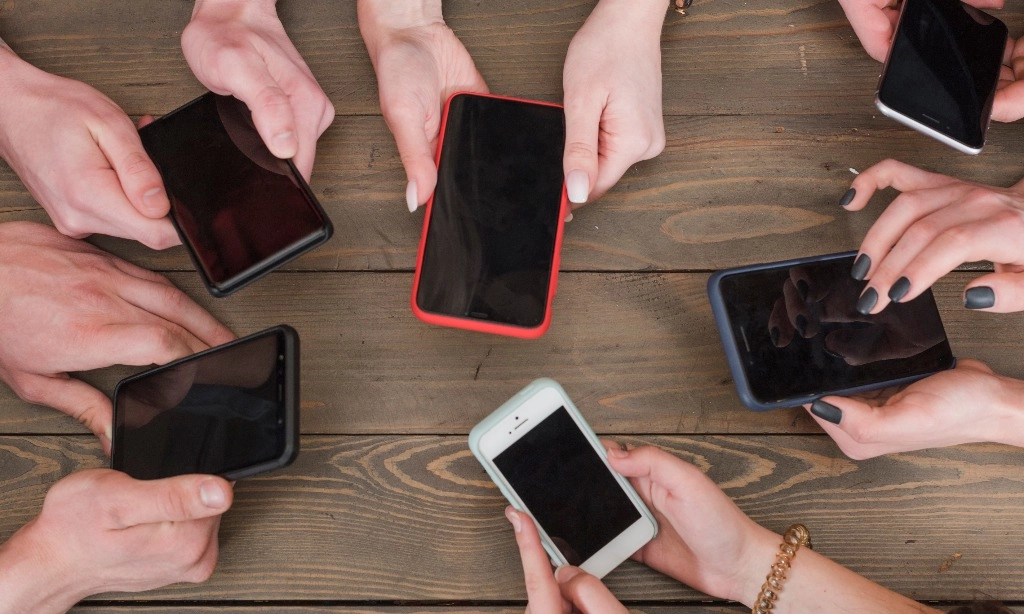 <p>Produksi <em>Smartphone</em> China Kalahkan Samsung Dan Apple&nbsp;</p>