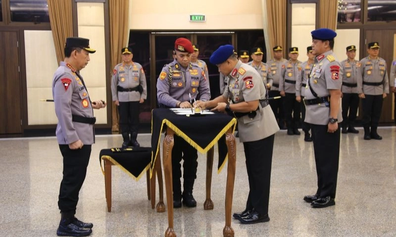 <p><b id="isPasted">Kapolri Lantik Kabaintelkam Dan Dankor Brimob</b></p>