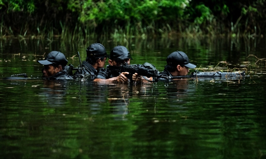 <p>First Look <em>Timur:&nbsp;</em>Iko Uwais Menari Dalam Misi Penuh Bahaya</p>