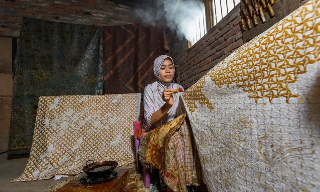 <p id="isPasted">Memahami Nilai Batik Hingga Diakui UNESCO Sebagai Warisan Budaya Dunia</p>