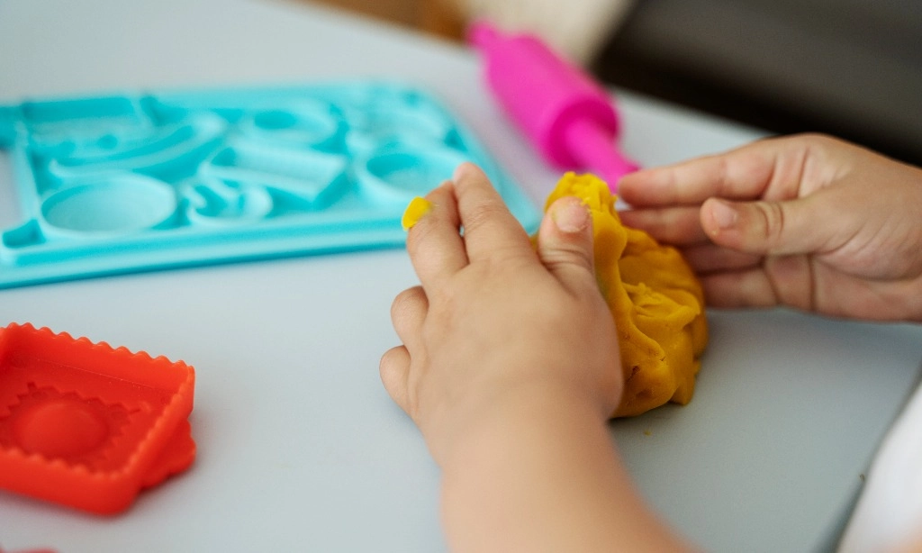 <p>Menumbuhkan Jiwa Kreativitas Anak Lewat Bermain Lilin</p>