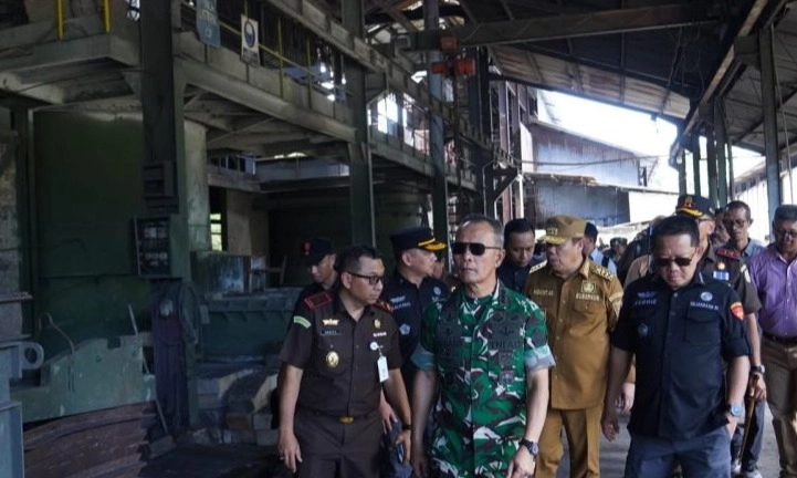 <p>Kasum TNI Tinjau Tambang Disita PKH</p>