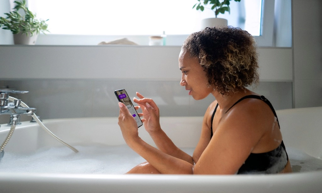 <p>Sering Ponsel Ke Kamar Mandi, Tengok Bahayanya</p>