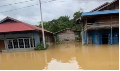 <p>Ratusan Rumah Di Kapuas Terendam Banjir Setinggi Satu Meter</p>
