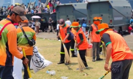 <p>126,65 Ton Sampah Diangkut Dari Monas Usai Perayaan HUT TNI</p>