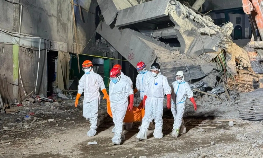 <p>Tim SAR Data 63 Korban Tewas Dari Ponpes Ambruk</p>