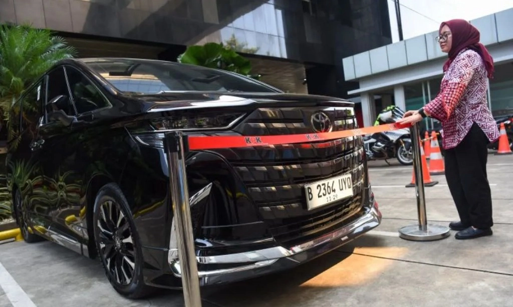 <p>KPK Kembalikan Mobil Alphard Dari Rumah Immanuel Ebenezer</p>