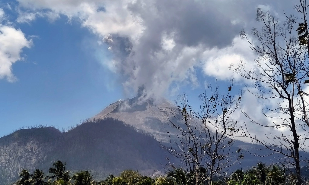 <p>Lewotobi Erupsi Hasilkan Kolom Abu 2 Km</p>