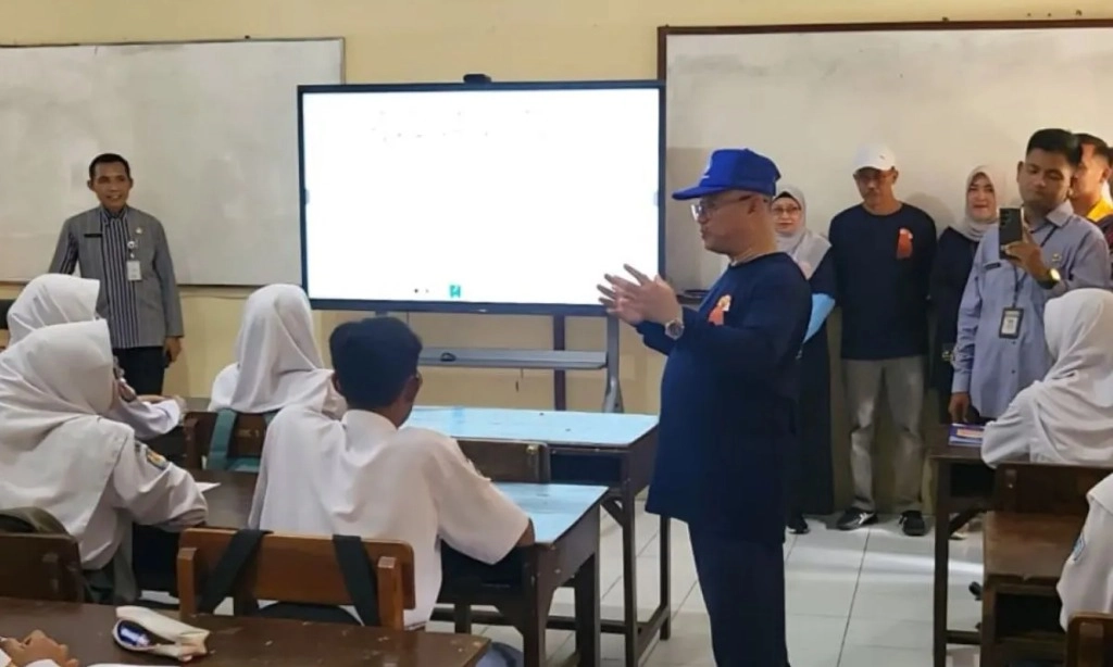 <p>Papan Interaktif Target Tuntas Terkirim Pertengahan Desember 2025</p>