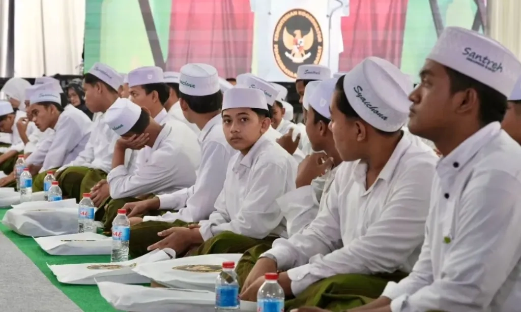 <p>Perkuat Ekonomi Syariah, Airlangga Dorong Pesantren Menabung Emas</p>