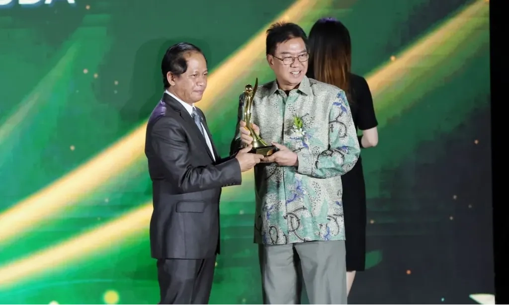 <p dir="ltr" id="isPasted">Mengusung Tanggung Jawab Lingkungan Tak Jadi Macan Kertas</p>