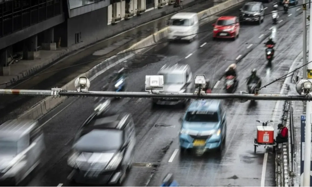 <p>Tutup Pelat Nomor Kendaraan Bisa Kena Tilang Manual</p>