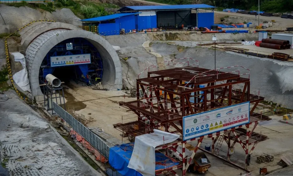 <p>Kemenkeu-Danantara Saling Lempar Utang Jumbo KCIC Rp140 T</p>