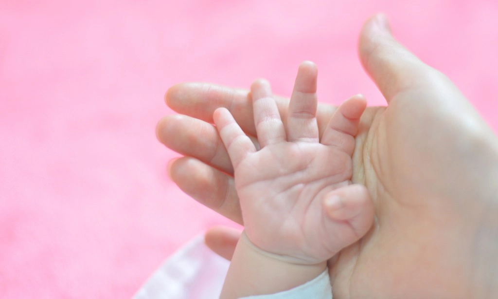 <p id="isPasted">Kapan Bayi Harus Berhenti Pakai Sarung Tangan?</p>