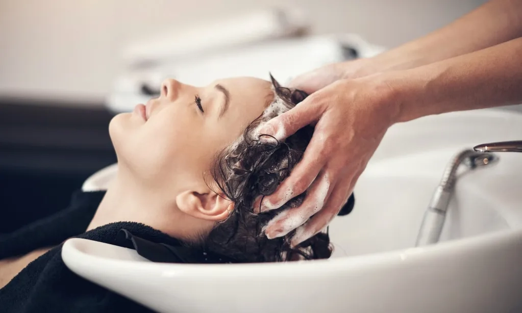 <p id="isPasted">Ada Bahaya <em>Stroke&nbsp;</em>Langka Dari Keramas Di Salon</p>