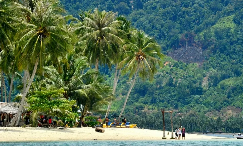 <p>Catat! Destinasi Wisata Alam Wajib Saat Liburan Ke Sumbar</p>