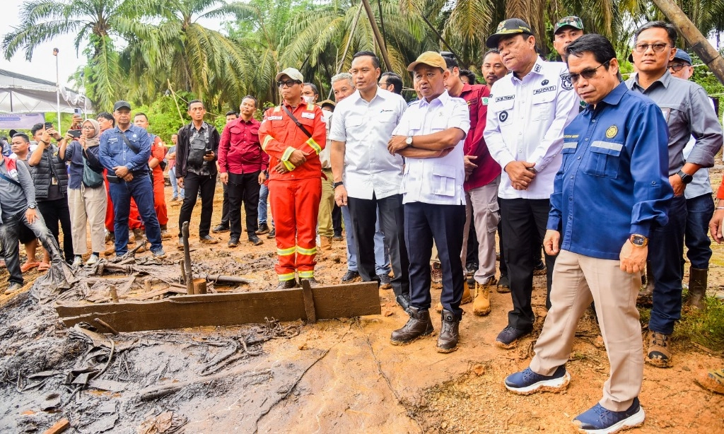 <p>Pantau Sumur Rakyat Muba, Bahlil: Pengeboran Wajib Sesuai Aturan</p>