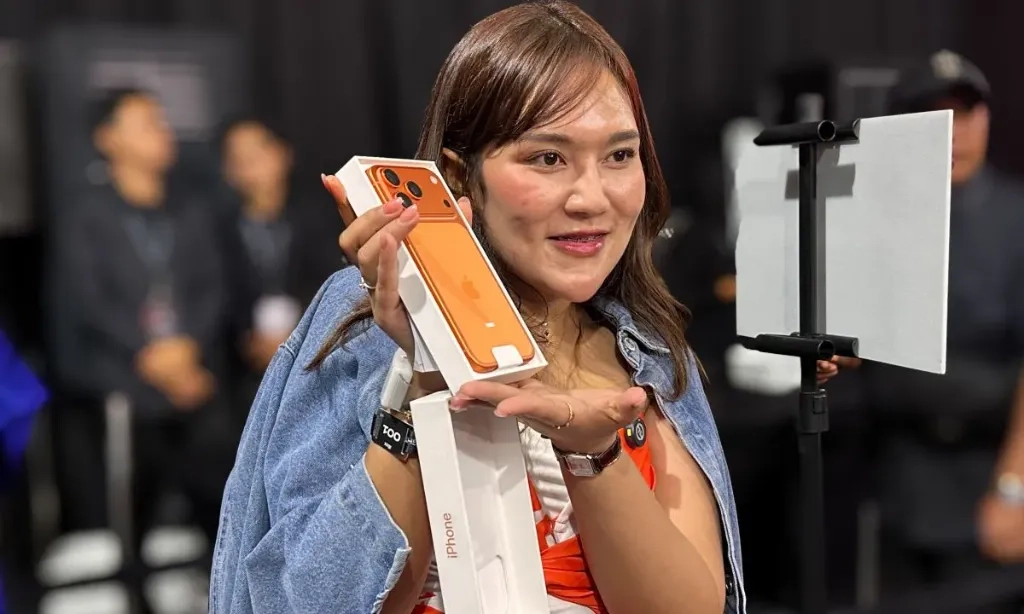 <p id="isPasted">Pembeli Pertama Beramai-ramai <em>Unboxing</em> iPhone 17</p>