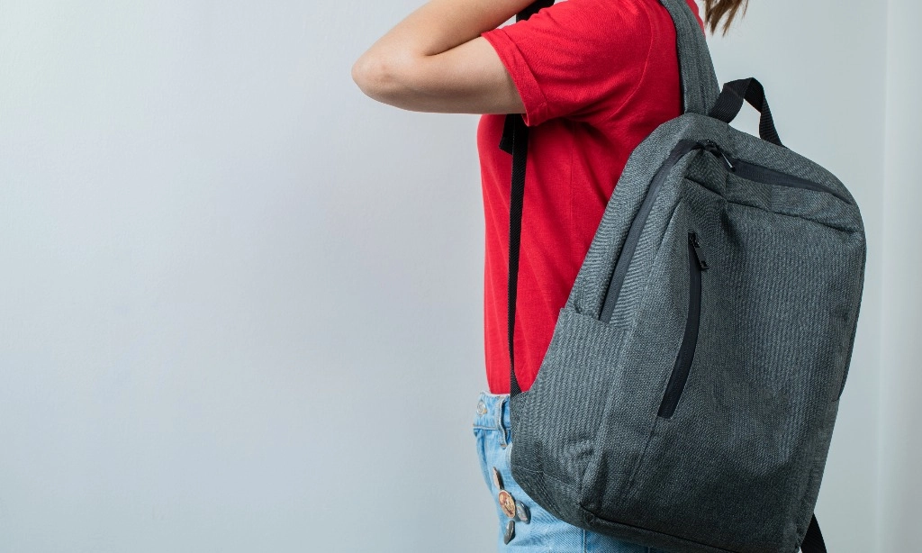 <p>Bahaya Kebiasaan Gendong Tas Satu Sisi</p>