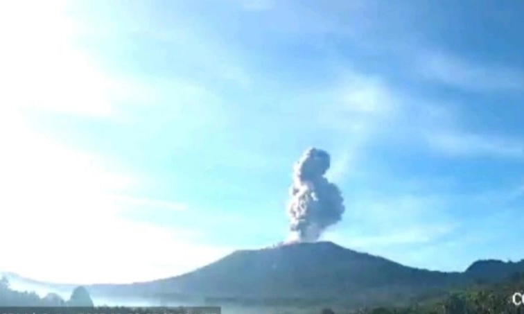 <p>Gunung Ibu Erupsi, Semburkan Abu Setinggi 1,2 Km</p>