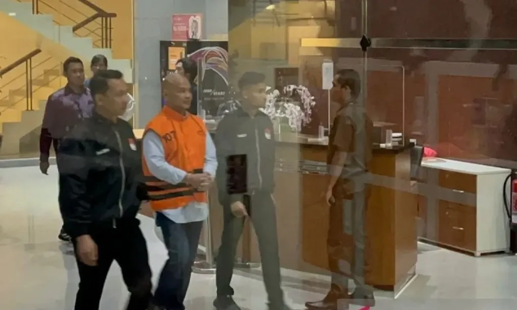 <p>KPK Tahan Komisaris PT IAE, Arso Sadewo</p>