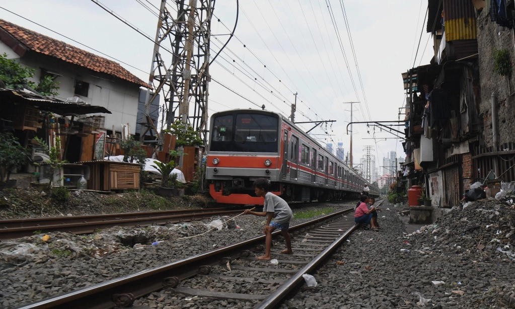 <p>Bahaya Bakar Sampah Sekitar Jalur Kereta</p>