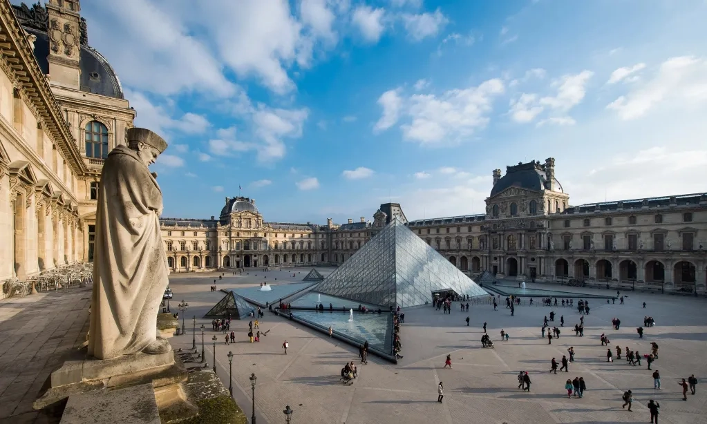 <p id="isPasted">Prancis Terpukul Karena Perampokan Museum Louvre</p>