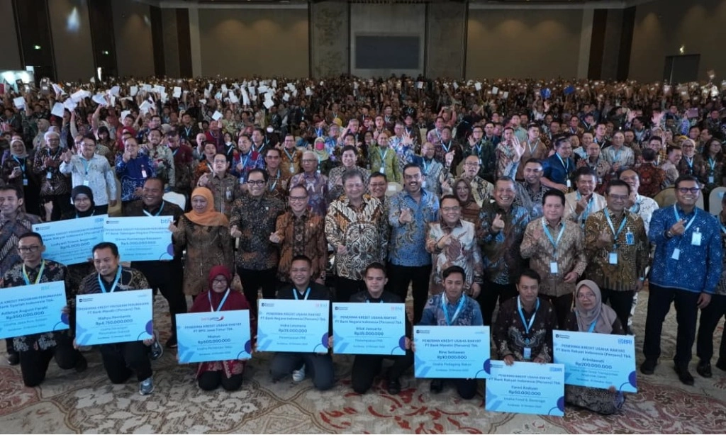 <p>Plafon KUR Rp40 T Disalurkan! Airlangga Resmikan 800 Ribu Debitur</p>