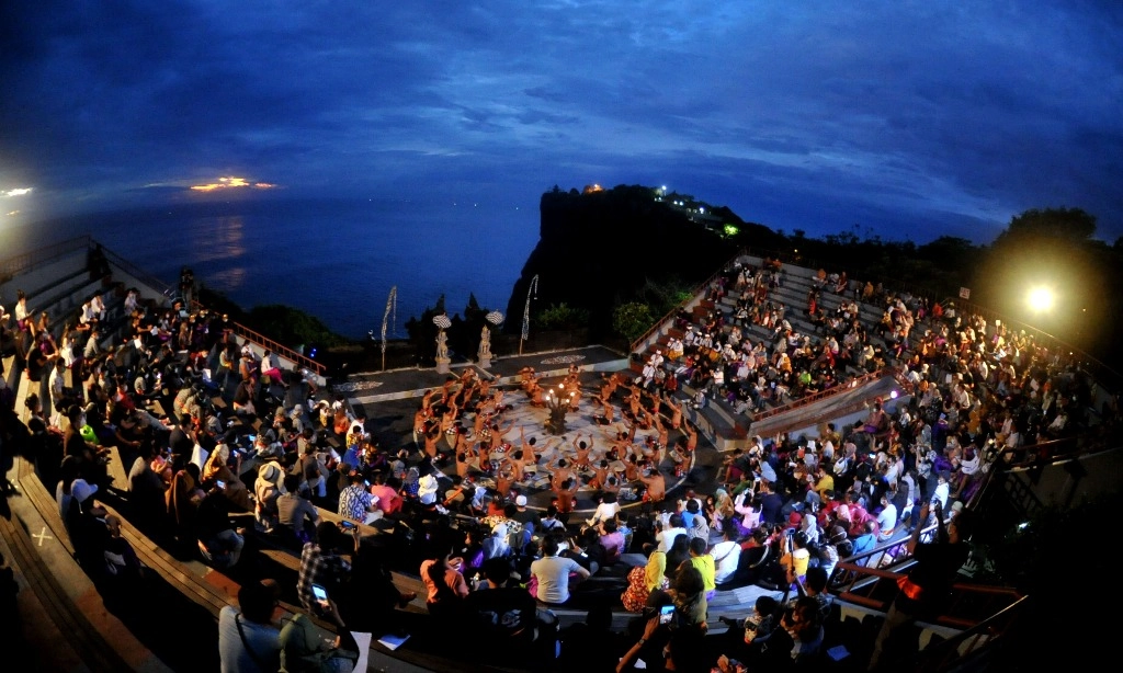 <p>Menjaga Eksistensi Budaya Bali Di Tengah Perubahan Konsep Pariwisata</p>