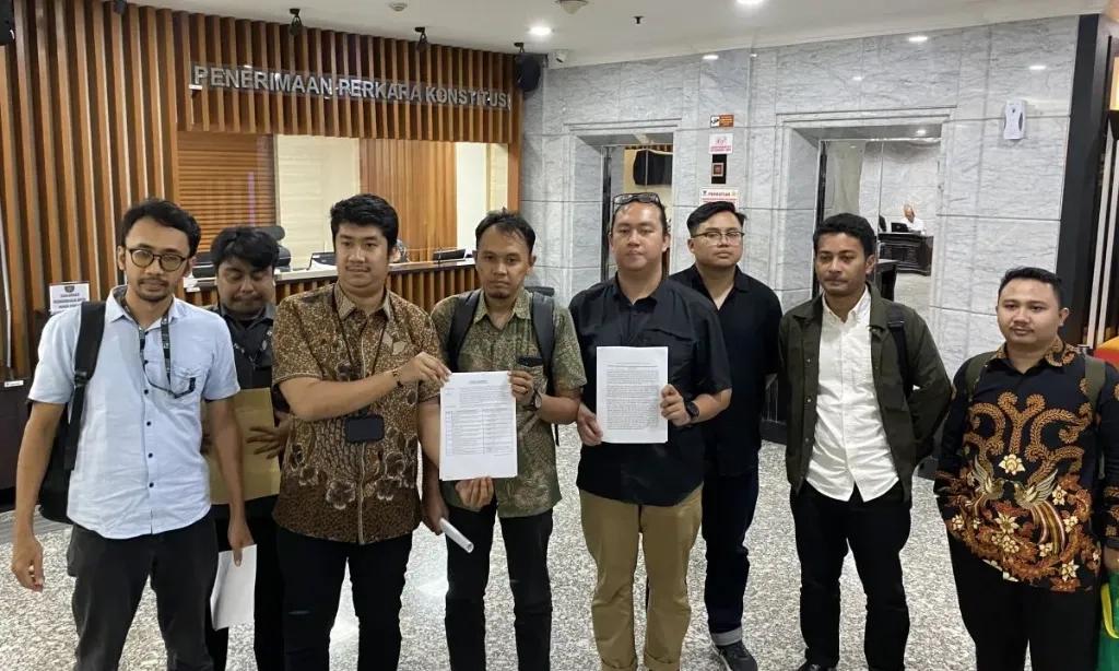 <p>Masyarakat Sipil Uji Materi UU TNI ke MK</p>