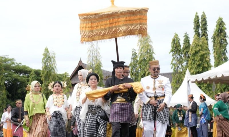<p id="isPasted">Massossor Manurung, Ritual Pembersihan Pusaka Sekaligus Refleksi Sosial</p>