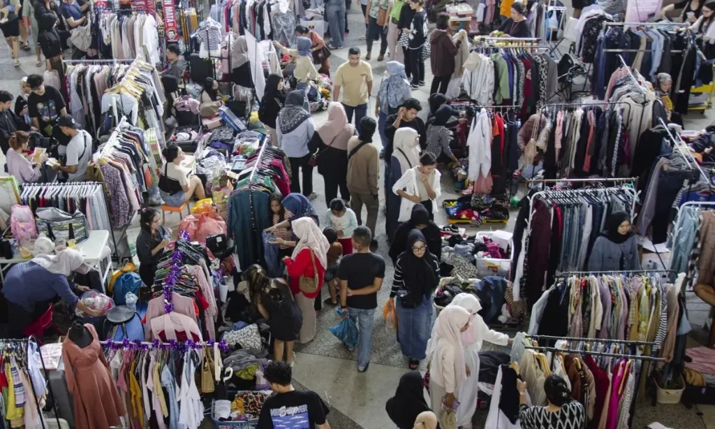 <p>Sejumlah Risiko Kesehatan Mengintai Di Balik Kegemaran <em>Thrifting</em> Baju</p>