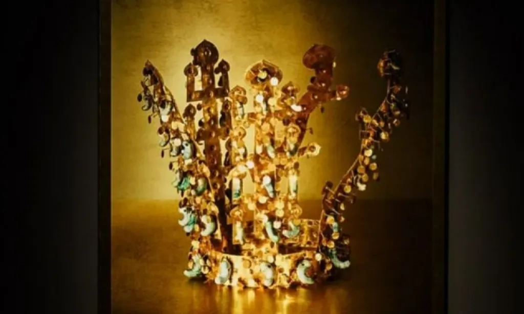 <p>Enam Mahkota Kerajaan Sila Kuno Dipamerkan Dalam KTT APEC</p>