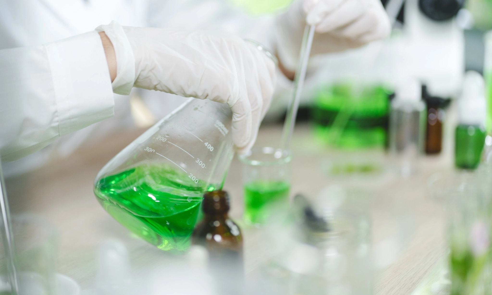 <p>Mengenal <em>Green Chemical&nbsp;</em>Dalam Industri Ramah Lingkungan</p>