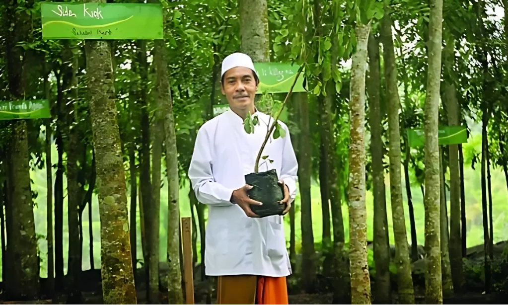 <p>Mengenal Hasanain Juaini, Sang Kiai Yang Melakukan Konservasi</p>