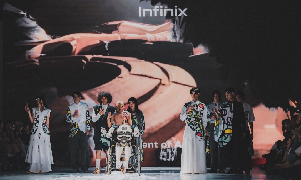 <p><em>Fragment of Anomaly</em>, Kolaborasi Teknologi Dan Mode Di JFW</p>