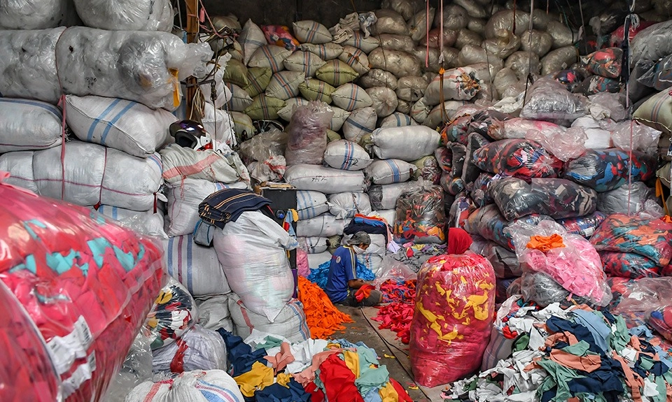 <p>Pakaian Berbahan Polyster Dan Bahaya Mikroplastik</p>